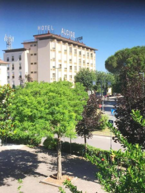 Отель Hotel Ristorante Alcide  Поджибонси